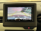 後退時に車両の後ろ側をモニター画面に表示します。車庫入れが苦手な人もこれで安心♪