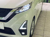 【LEDヘッドライト】悪天候や夜間走行時も良好な視界を確保し安心して運転できる高輝度LEDヘッドライトを装備!点灯速度が早く、消費電力も抑えられています。