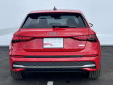 Audiのリヤディフューザーは、車両の後方での空気の流れを整え、乱流を減少させることで、走行安定性を向上させます。またスポーティで洗練された外観を提供し、全体のスタイルに一体感を持たせます。