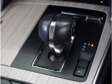 【シフトレバー】シフトもとても操作しやすいデザインになっております。運転する人の事を第一に考えた操作性の高い仕様です。