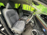 運転席まわりには十分なスペースがあり、大柄な方でもゆったり運転していただける環境です。