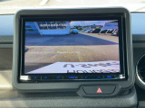 後退時に車両の後ろ側をモニター画面に表示します。車庫入れが苦手な人もこれで安心♪