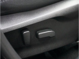 電動シートを装備。お客様に安全に運転頂けるよう座席の位置、座面の上げ下げやリクライニングの加減も細やかな設定を可能にしました。