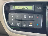 【オートエアコン】一度お好みの温度に設定すれば、車内の温度を検知し風量や温度を自動で調整。暑い&hellip;寒い&hellip;と何度もスイッチ操作をする必要はありません。快適な車内空間には必須の機能ですね♪