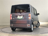 バックカメラが付いているので後方確認が非常にしやすいです。今や運転初心者も熟練者も必須装備!ついていて損はないですね♪
