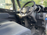 【運転席】座り心地が良いシートなので長時間の運転でも快適にお過ごしいただけます。新品のフロアマットのご注文も可能です。掲載箇所以外にご希望の写真がございましたらお気軽にお問い合わせ下さい。