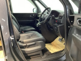 包み込むような背もたれがドライバーの身体全体をしっかり支えます。長時間の運転も快適な座り心地です。