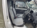 適度なホールド感と快適な座り心地の運転席シートまわり!
