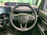 インテリアに合わせたデザインのステアリングは、運転される方のことも考え、運転しやすい形状、大きさです。是非一度、実際に触ってお確かめください。