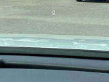 運転視界の遠方上方に虚像を投影することで前を見ながら情報の視認ができます。本当にドライバーが必要な情報を適切に伝え、楽しんで頂くことを考えた新世代装備です。※虚像は2.6m前方に浮かぶイメージです。