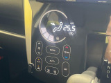 【オートエアコン】一度お好みの温度に設定すれば、車内の温度を検知し風量や温度を自動で調整。暑い&hellip;寒い&hellip;と何度もスイッチ操作をする必要はありません。快適な車内空間には必須の機能ですね♪
