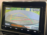 【バックカメラ】駐車時に後方がリアルタイム映像で確認できます。大型商業施設や立体駐車場での駐車時や、夜間のバック時に大活躍!運転スキルに関わらず、今や必須となった装備のひとつです!