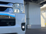 【LEDヘッドライト】悪天候や夜間走行時も良好な視界を確保し安心して運転できる高輝度LEDヘッドライトを装備!点灯速度が早く、消費電力も抑えられています。