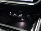 小物の収納に便利なセンタートレイには携帯等のデバイスの充電可能なUSB出力電源付です。