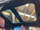 【大型サンルーフ】車内の解放感が一気に上がる大型のパノラマルーフ!季節を問わず開放的で快適なドライブをお楽しみいただけます。流通量も少なく希少価値の高い人気の装備です♪