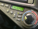 【オートエアコン】一度お好みの温度に設定すれば、車内の温度を検知し風量や温度を自動で調整。暑い&hellip;寒い&hellip;と何度もスイッチ操作をする必要はありません。快適な車内空間には必須の機能ですね♪