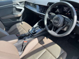 ●レザーシート『高級感や耐久性がありこちらのモデルにも採用されています。レザーは見た目が美しく内装を豪華に演出します。柔らかく肌触りが良く長時間の運転でも快適です。