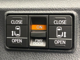 【両側パワースライドドア】スマートキーや運転席のスイッチで後席両側スライドドアの開閉が可能♪電動だから力を入れてドアを開ける必要が無く、小さなお子様でも簡単に開け閉めでき快適です♪