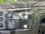 【LEDヘッドライト】悪天候や夜間走行時も良好な視界を確保し安心して運転できる高輝度LEDヘッドライトを装備!点灯速度が早く、消費電力も抑えられています。