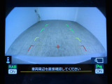 ■リヤビューカメラの映像です。ステアリング連動ガイドラインが、後退時の予想進路を表示し、運転のサポートを致します。