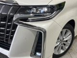 【LEDヘッドライト】悪天候や夜間走行時も良好な視界を確保し安心して運転できる高輝度LEDヘッドライトを装備!点灯速度が早く、消費電力も抑えられています。