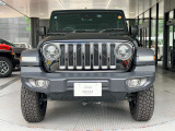 7本の縦長スリットと丸型のヘッドライトのデザインが特徴のJeepらしいデザインです。