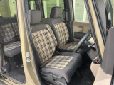 乗降がしやすい運転席。高さが調節できて小柄な方でも運転しやすいポジションをとることができます。