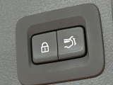 【パワーバックドア】スマートキーや運転席のボタンを押すだけでリアゲートが自動で開閉します!荷物を持っている時や、高い位置にあるバックドアを閉める際に便利な機能です♪