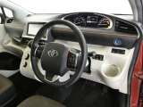 【運転席まわり】・・・ハンドルやシートなども隅々までクリーニング済み。キレイな車内でドライブがより一層快適にお楽しみいただけると思います。