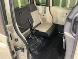 後席をはね上げれば、「もうひとつの荷室」が生まれます。