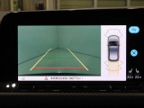 後退時の車両後方を画面に表示。ガイドライン付きで駐車時の安全確認をサポートします。