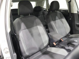 グレー基調のの専用ファブリックシートを採用。落着きのある室内です。ホールド性のあるシートで長時間のドライブでも快適な座り心地を提供します。