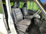 運転席まわりには十分なスペースがあり、大柄な方でもゆったり運転していただける環境です。