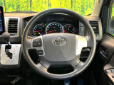 インテリアに合わせたデザインのステアリングは、運転される方のことも考え、運転しやすい形状、大きさです。是非一度、実際に触ってお確かめください。