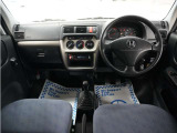 運転にかかわる様々な操作を安全に行えるように視点移動が少なく、操作性に配慮されたスイッチ類が凝縮されたコクピットです。