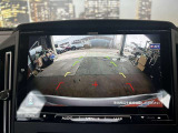 【バックカメラ】運転席から画面上で安全確認ができます。駐車が苦手な方にもオススメな便利機能です。