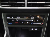 左右独立温度調整式フルオートエアコンを装備。AUTOSYNC機能により、快適な室内温度を簡単にコントロールできます。