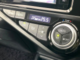 【オートエアコン】一度お好みの温度に設定すれば、車内の温度を検知し風量や温度を自動で調整。暑い&hellip;寒い&hellip;と何度もスイッチ操作をする必要はありません。快適な車内空間には必須の機能ですね♪