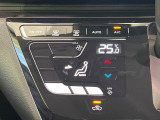 【オートエアコン】一度お好みの温度に設定すれば、車内の温度を検知し風量や温度を自動で調整。暑い&hellip;寒い&hellip;と何度もスイッチ操作をする必要はありません。快適な車内空間には必須の機能ですね♪