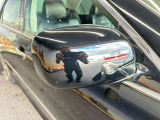 ミラーと一体にデザインできるので意匠のうえで優位性があり車両幅方向において最も外側にレイアウトされるので、第三者が視認しやすい位置あるので安心です☆