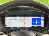 未来のコックピットのような運転席!ハンドルの奥の高画質画面は、スマホのように着せ替えできます。スピードメーターだけではなくナビの地図を画面いっぱいに映せるため、目線を外さず安全に運転できます。