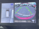 車を真上から見ているように、周囲の状況を把握しながら安心して駐車が行えるアラウンドビューモニター!