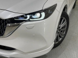 【LEDヘッドライト】悪天候や夜間走行時も良好な視界を確保し安心して運転できる高輝度LEDヘッドライトを装備!点灯速度が早く、消費電力も抑えられています。