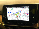 【メーカー9型ナビ】インテリアに溶け込むスタイリッシュな「専用設計」メーカーナビを装備♪視認性や操作性など基本性能にも優れ、より上質なカーライフをお楽しみいただけます。