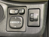 【電動格納ミラー】サイドミラーは電動格納式となっており、狭い駐車場でもキズがつくリスクを抑えられます。