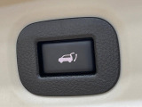 【パワーバックドア】スマートキーや運転席のボタンを押すだけでリアゲートが自動で開閉します!荷物を持っている時や、高い位置にあるバックドアを閉める際に便利な機能です♪