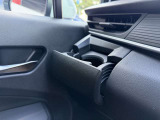 助手席・運転席部分には便利なカップホルダー付きです!