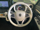 インテリアに合わせたデザインのステアリングは、運転される方のことも考え、運転しやすい形状、大きさです。是非一度、実際に触ってお確かめください。