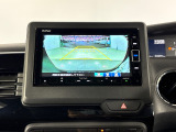 後退時に車両の後ろ側をモニター画面に表示します。車庫入れが苦手な人もこれで安心♪