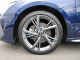 全車両に標準装備の純正アルミホイールは、純正ならではのバランスの良いデザインと、走行安定性をお楽しみ頂けます。